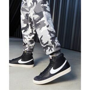 Nike Sneakers 9.5 Blazer Mid '77 Vintage Black White.